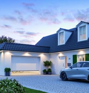 Klassische Villa mit Garage und elektrischem, weißen Aluminiumrolltor von Hörmann.