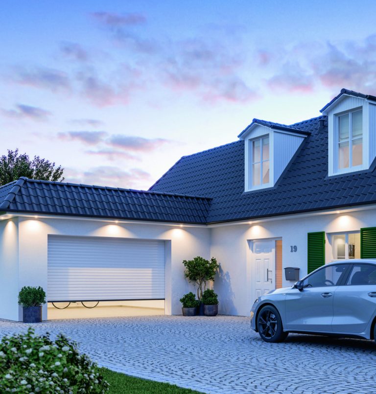 Klassische Villa mit Garage und elektrischem, weißen Aluminiumrolltor von Hörmann.
