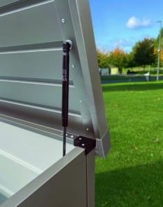 Detailansicht einer EcoStar Gartenbox mit Öffnungsdämpfer und komfortabler Handhabung von HÖRMANN AUSTRIA.