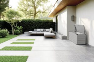 Moderne Gartenbox in Hellgrau auf einer Terrasse mit Outdoormöbeln von HÖRMANN AUSTRIA.