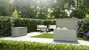 Zwei moderne Juno Gartenboxen in RAL 9007 Graualuminium als stilvolle Stauraumlösung im Außenbereich von HÖRMANN AUSTRIA.