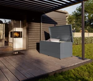 Moderne Gartenbox in Anthrazit auf einer Holzterrasse mit Pergola von HÖRMANN AUSTRIA.