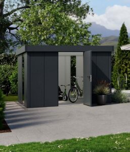 Geöffnetes modernes Flachdach-Gerätehaus mit bodentiefen Glaselementen und Innenleben mit Fahrradunterbringung von HÖRMANN AUSTRIA.