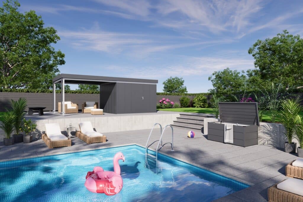 Ein modernes Garten- und Außenbereichssetting mit einem Juno Gartenbox und Gerätehaus aus robuster Metallkonstruktion mit Flachdach und Dacherweiterung für einen Schattenbereich mit Blick auf den Pool von HÖRMANN AUSTRIA.