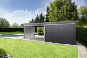 Modernes Gerätehaus mit Loungedach, angestückelter Pergola und Seitenmarkise mit Pool und Garten von HÖRMANN AUSTRIA.