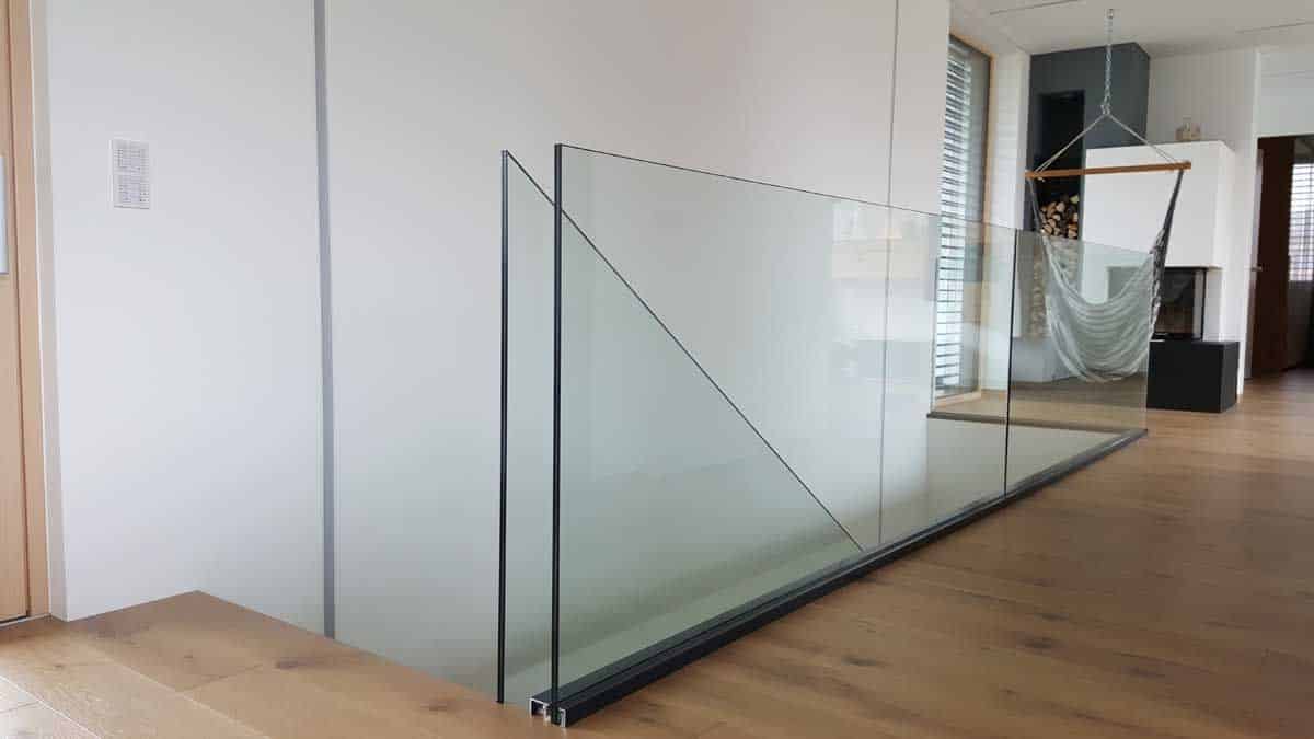Innentreppe mit Nurglasgeländer von Glaserei Hohl.
