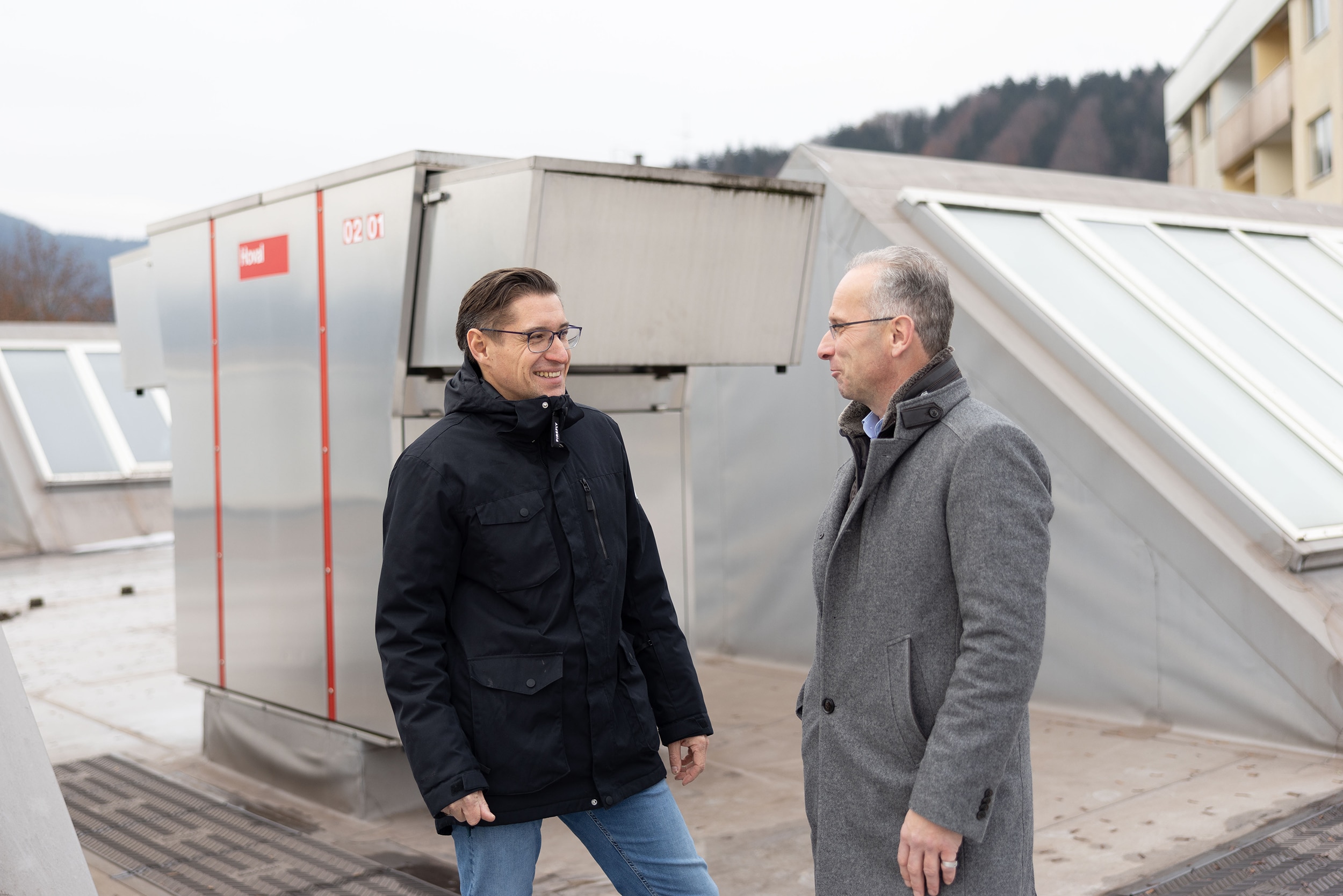 Christoph Steinhäusler, Leiter Produktmarktmanagement Klimatechnik bei Hoval, im Gespräch mit Michael Kolar, Geschäftsführer von EMC Energietechnik Management Consulting GmbH.