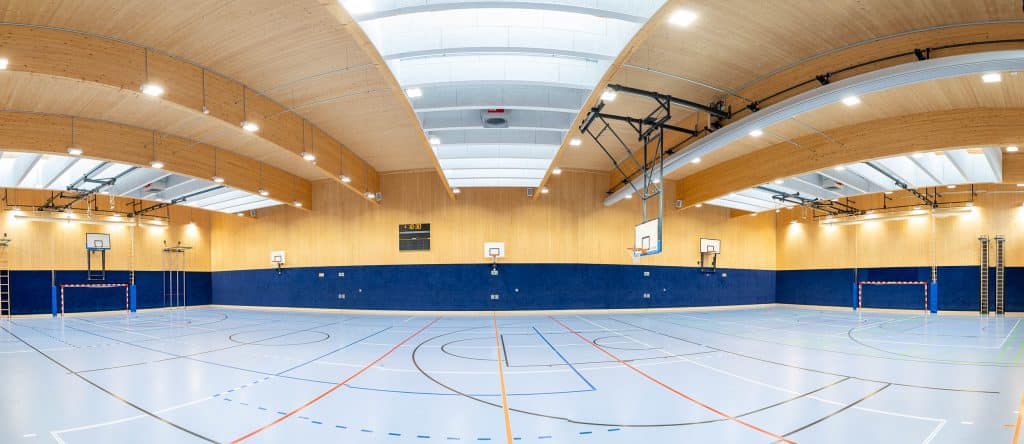 Panoramaansicht der Sporthalle Leoben mit 3 RoofVent®-Geräten von Hoval.