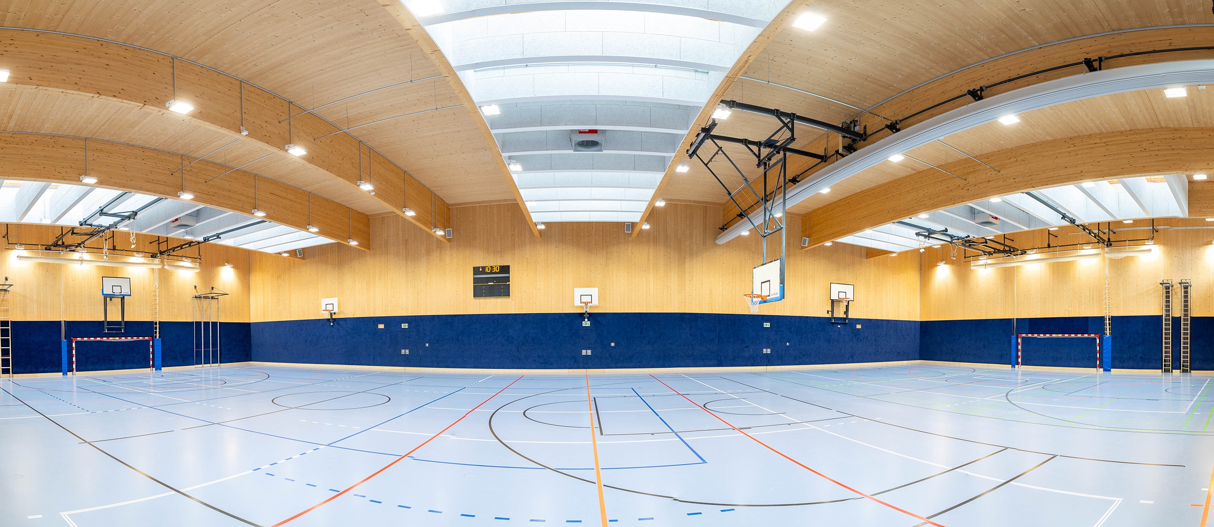 Panoramaansicht der Sporthalle Leoben mit 3 RoofVent®-Geräten von Hoval.