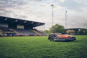 Husqvarna präsentiert den kommerziellen Mähroboter auf einem Fussballplatz mit perfektem Rasen.