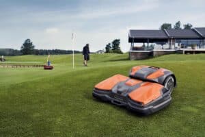Husqvarna präsentiert den kommerziellen Mähroboter auf einem Golfplatz mit perfektem Rasen.