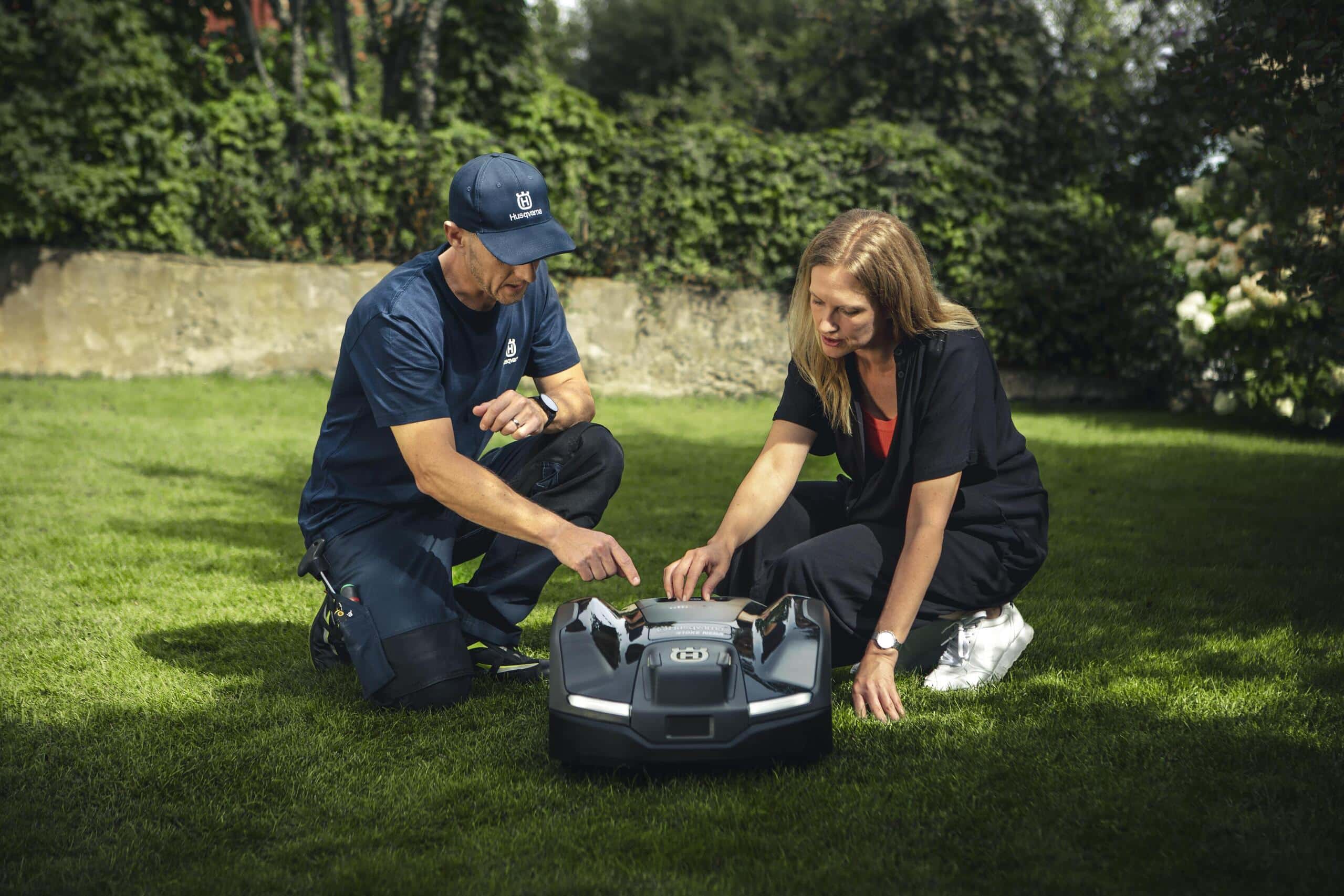 Die persönliche Beratung einer Kundin zur Wartung und Handhabung des erworbenen Mähroboters im Rahmen des "Husqvarna Home Service".