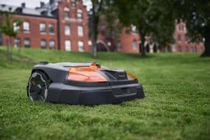 Der Automower 560 EPOS von Husqvarna mäht den Rasen auf einem Firmengelände.