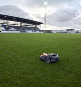 Der Husqvarna Automower 560 EPOS Sports mäht das Fussballfeld eines großen Stadions.
