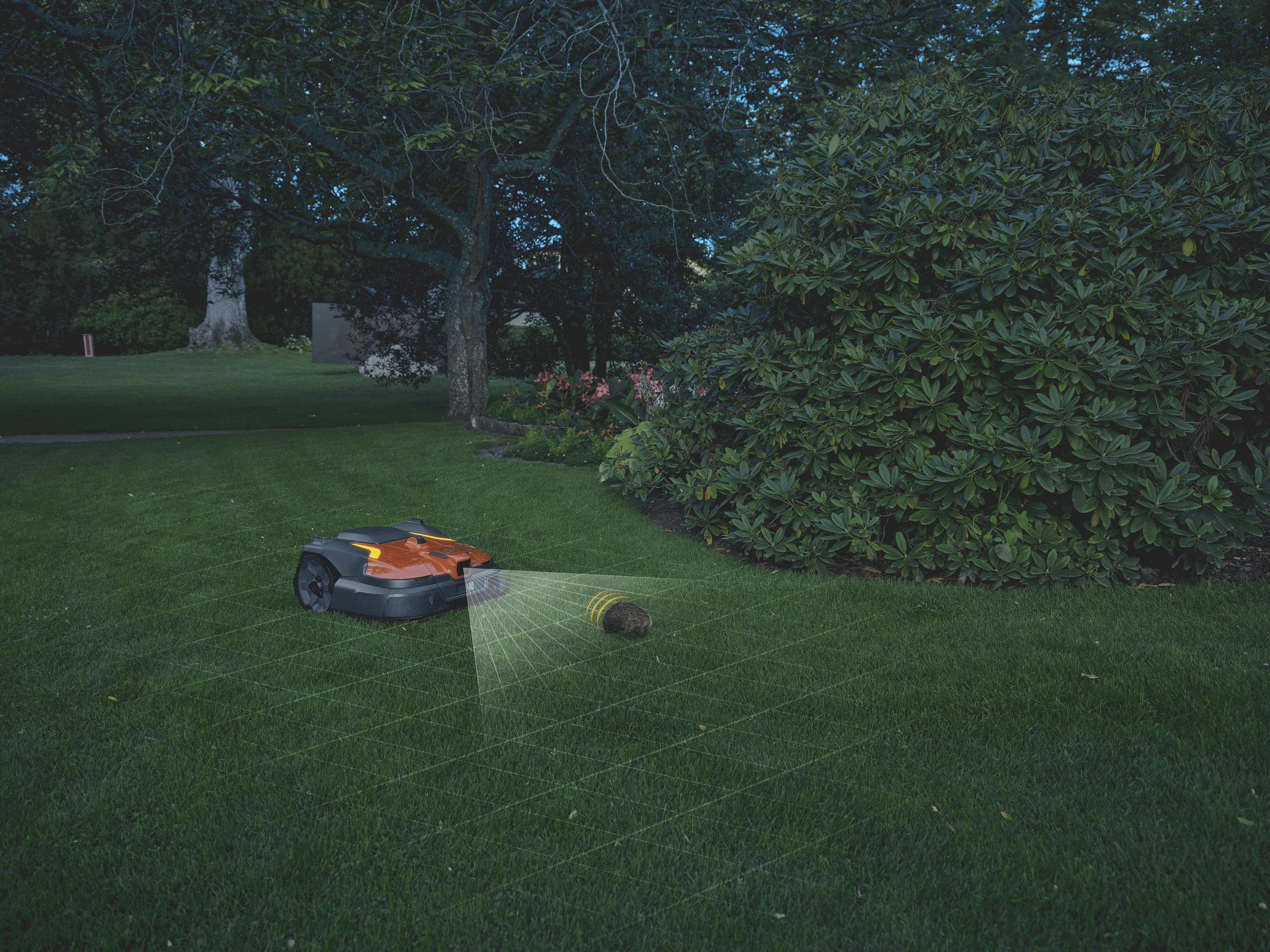 Husqvarna präsentiert den Mähroboter 540 EPOS wie er dank intelligenter KI-Technologie in der Nacht einen Igel erkennt.
