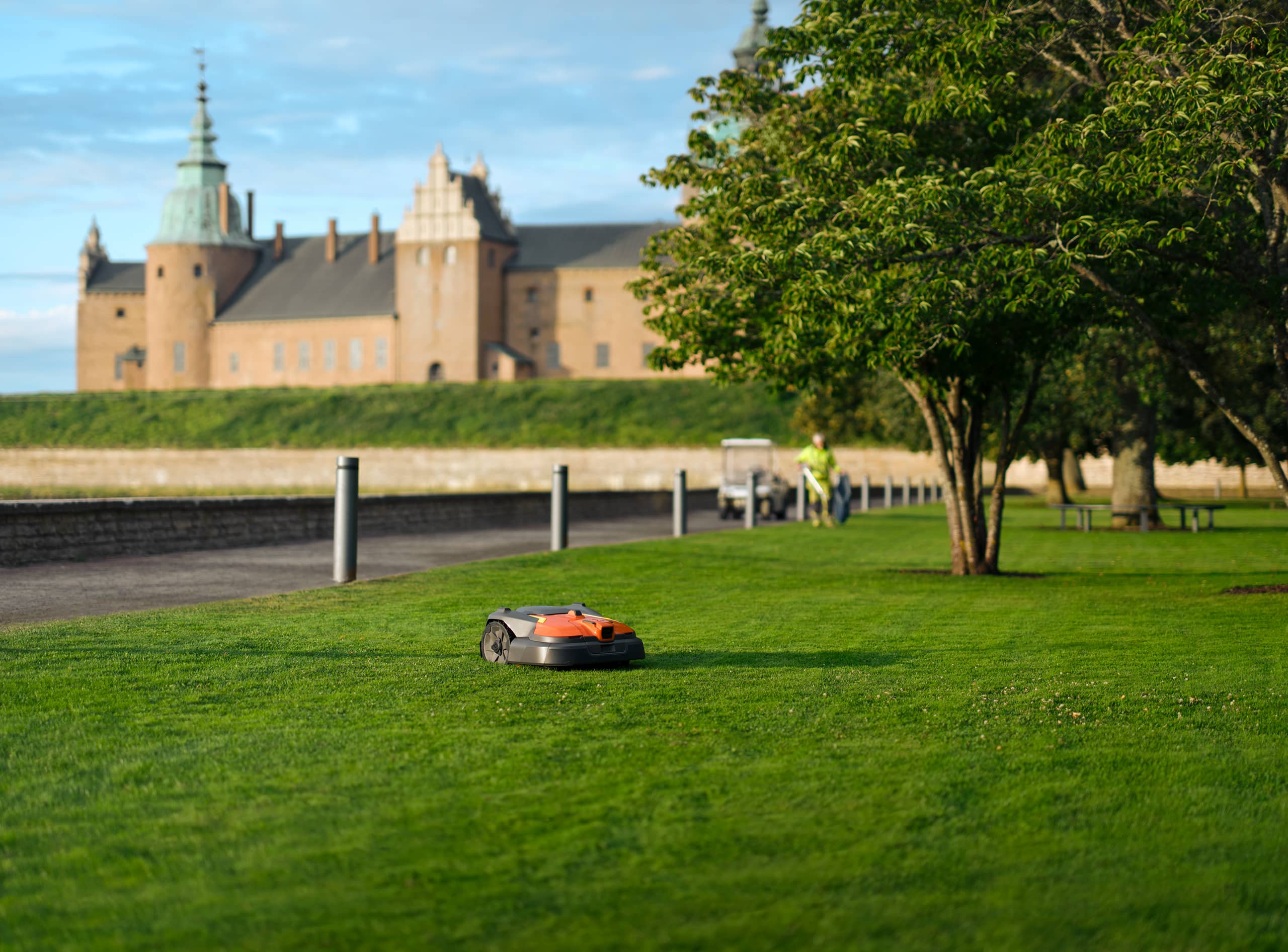 Husqvarna zeigt den Automower aus der 500er Serie in einem Park mit weitläufiger und perfekt gepflegter Rasenfläche.
