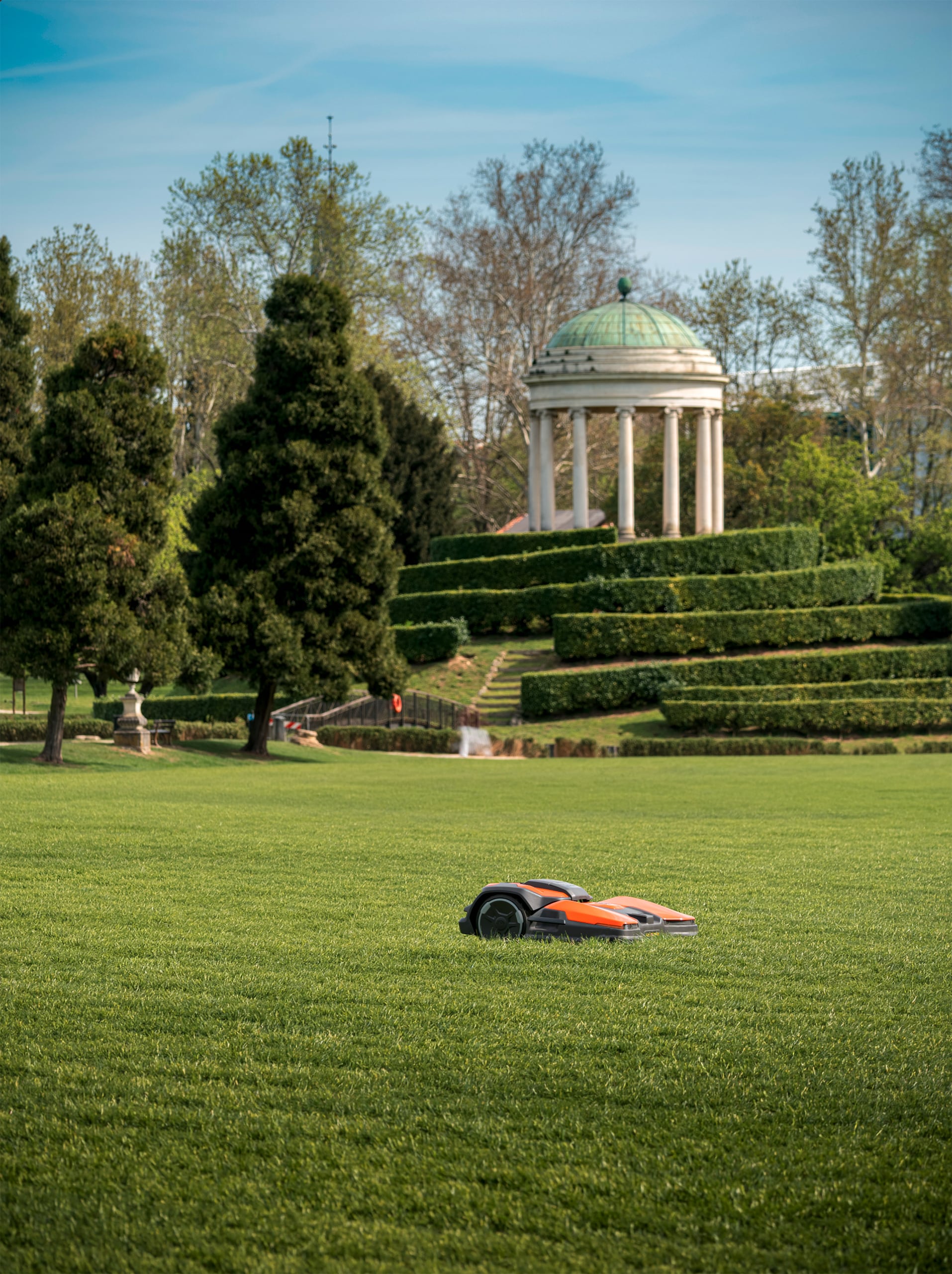 Husqvarna zeigt den Automower aus der 500er Serie in einem Park mit weitläufiger und perfekt gepflegter Rasenfläche.