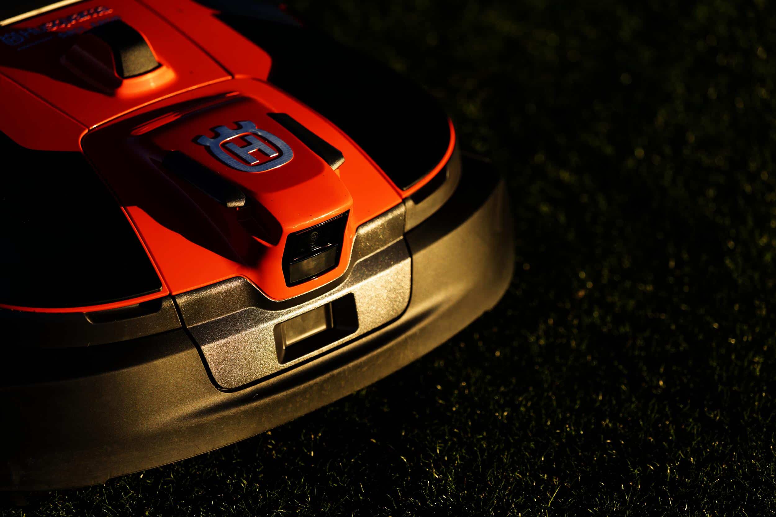 Husqvarna zeigt den Automower aus der 500er Serie mit eingebauter Kamera mit Sensor.