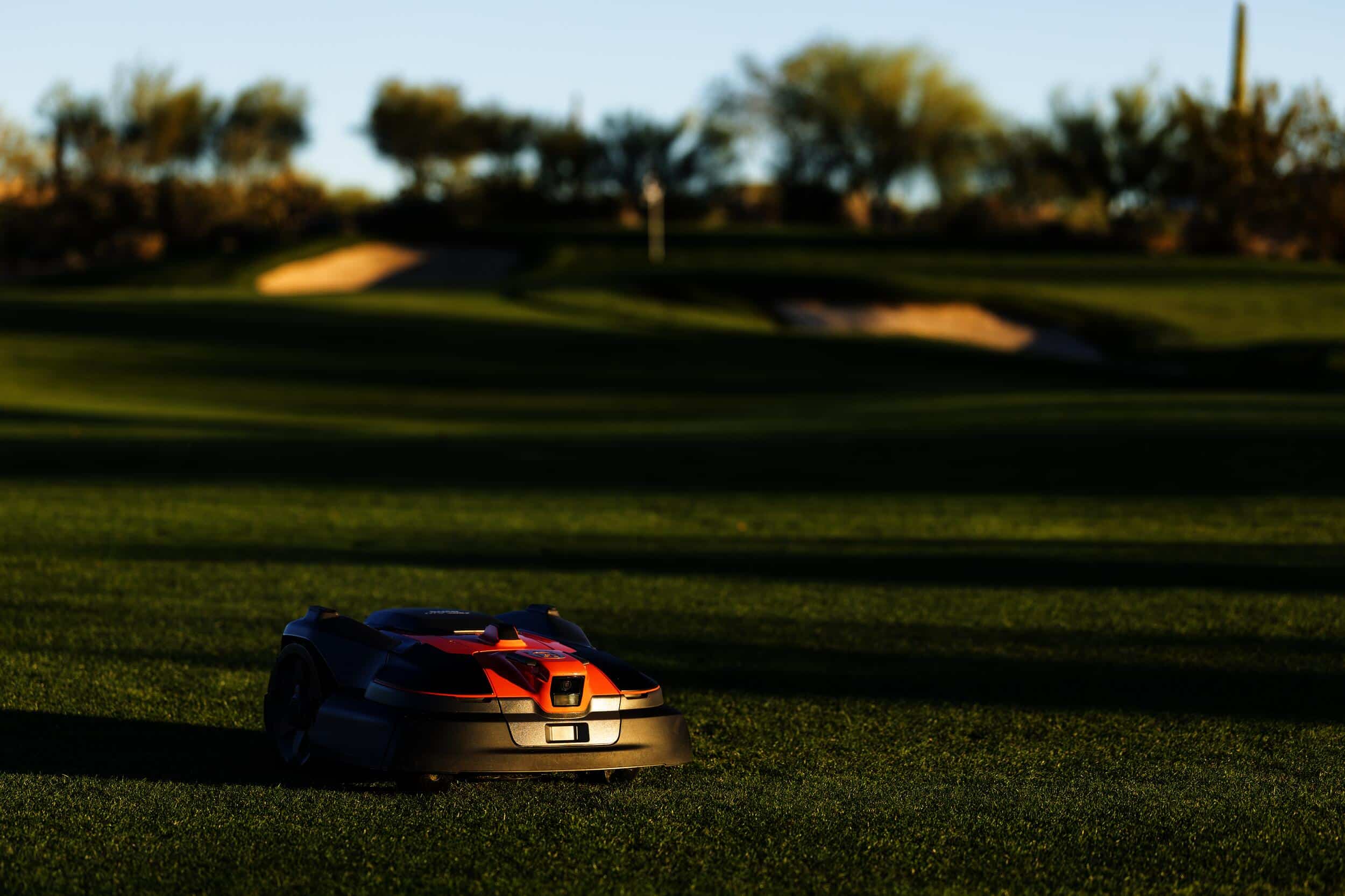 Husqvarna zeigt den Automower aus der 500er Serie auf einem Golfplatz mit weitläufiger Rasenfläche.