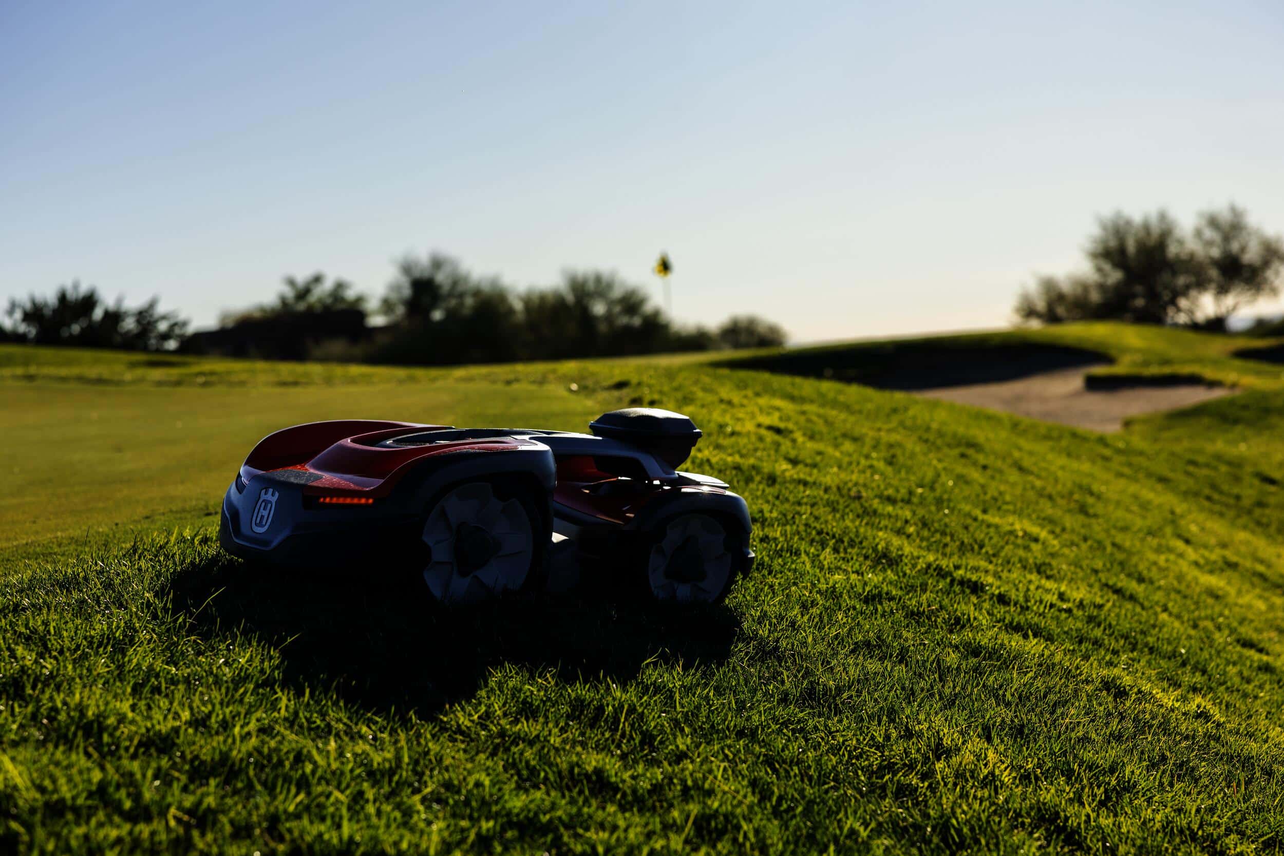 Husqvarna zeigt den Automower aus der 500er Serie auf einem Golfplatz mit Steigung und Sandloch.