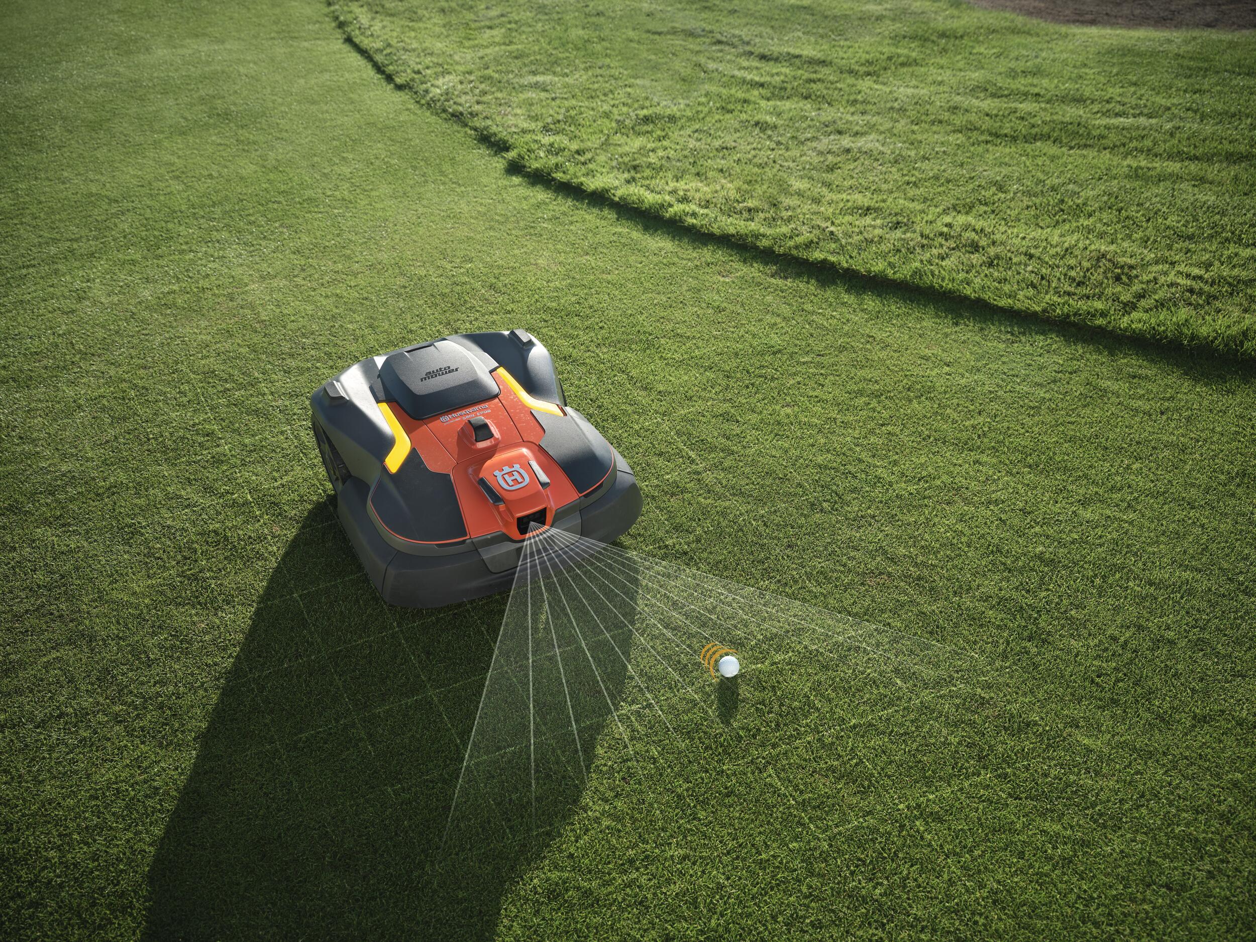 Husqvarna zeigt den Automower aus der 500er Serie auf einem Golfplatz wie diese mittels eingebautem Sensor einen am Boden liegenden Golfball erkennt.