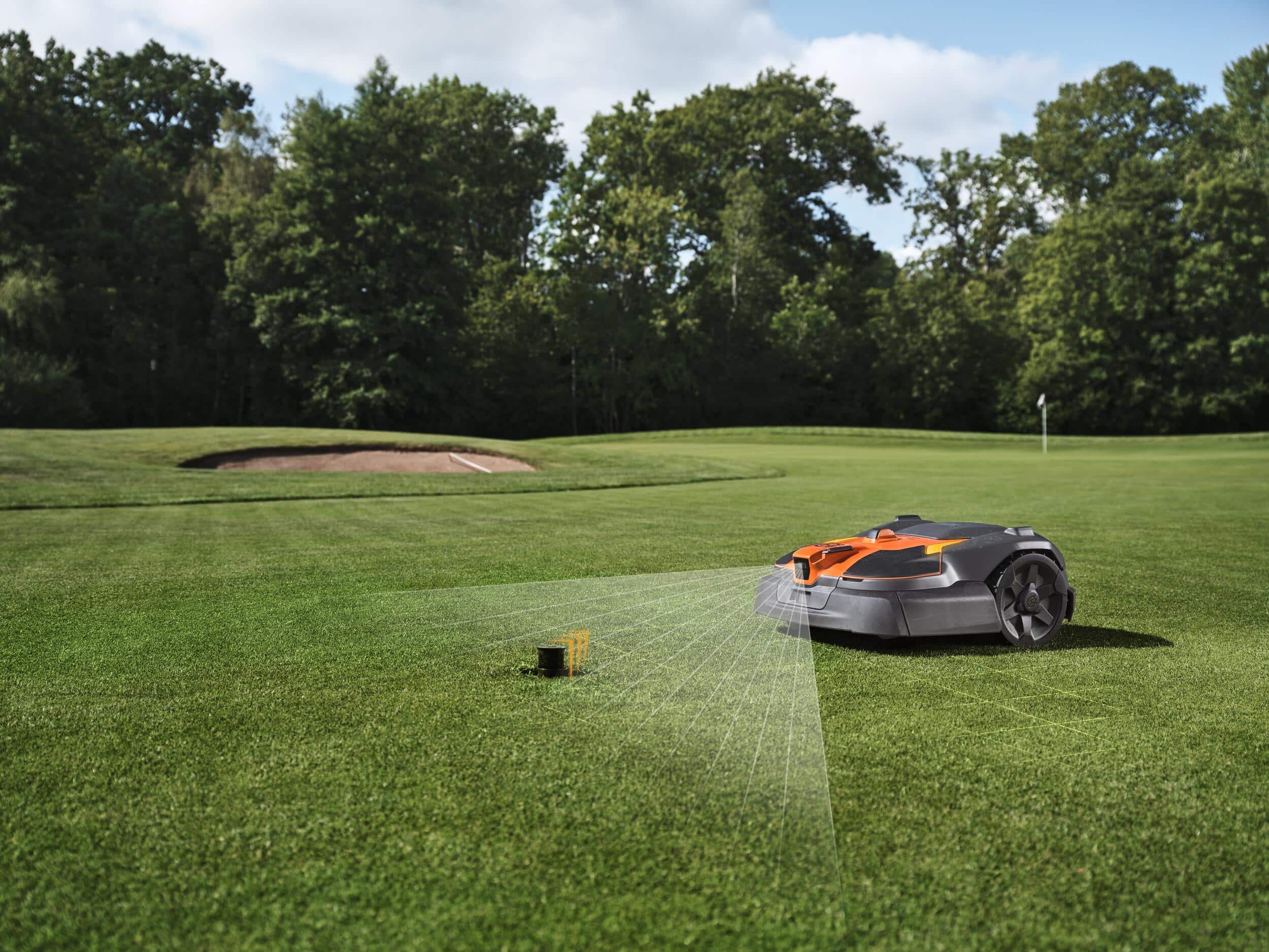Husqvarna zeigt den Automower aus der 500er Serie auf einem Golfplatz wie diese mittels eingebautem Sensor ein Hindernis erkennt.