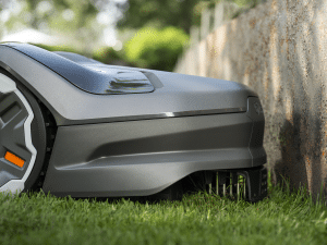 Nahaufnahme des Automower 405XE NERA von Husqvarna beim EdgeCut.