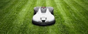 Ein moderner Mähroboter der NERA-Serie von Husqvarna pflegt den Rasen präzise und gleichmäßig.