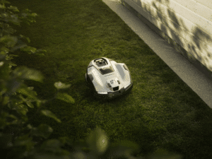 Die NERA 405VE und 410VE von Husqvarna pflegen den Garten präzise auch in den dunkelsten Ecken.