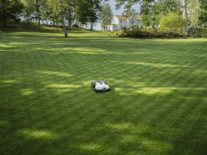 Die NERA 430V und 450V von Husqvarna sorgen auf großen Rasenflächen für ein gleichmäßig gepflegtes Schnittbild und präzise Mähergebnisse – selbst auf weitläufigem Gelände.