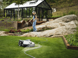 Die NERA 430V und 450V von Husqvarna erkennen Hindernisse wie Gartenschläuche zuverlässig und weichen präzise aus.