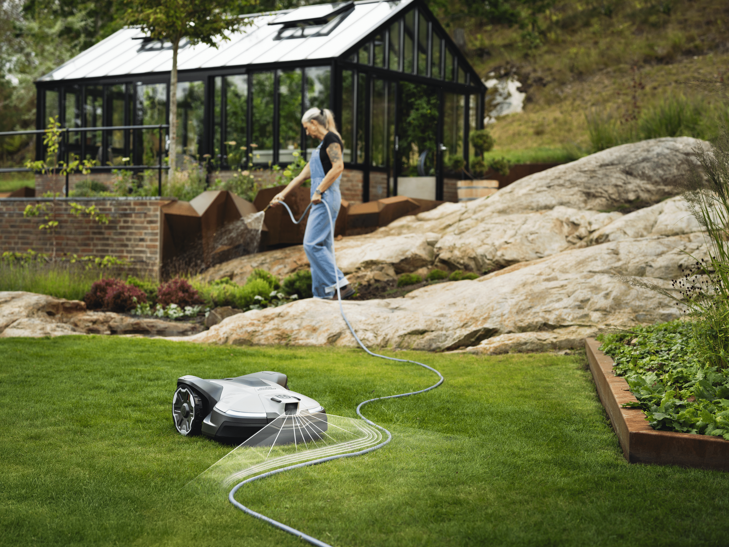 Die NERA 430V und 450V von Husqvarna erkennen Hindernisse wie Gartenschläuche zuverlässig und weichen präzise aus.