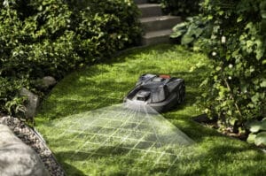 Der Husqvarna Automower® 308V und 312V plant systematische Mähmuster und weiß ganz genau wo er mähen darf und wo nicht.