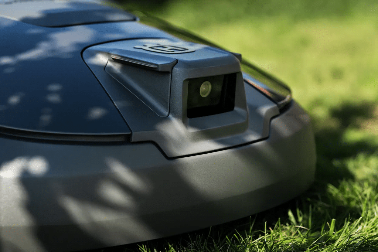 Auch die Husqvarna Automower® 308V und 312V erkennen dank ihrer KI-Kamera Hindernisse und weichen ihnen erfolgreich aus.