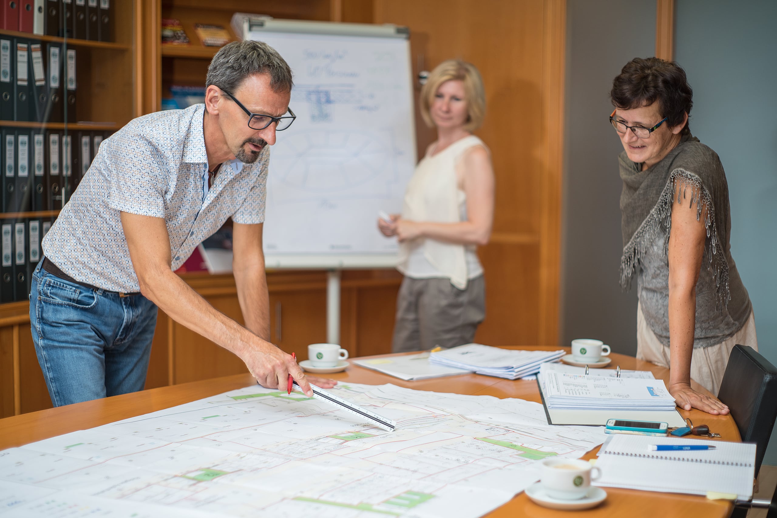 IBS Technisches Büro zeigt wie ein Bauplan und das Brandschutzkonzept besprochen wird.