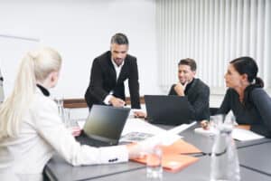 IBS Technisches Büro zeigt eine Brandschutzplanung mit Hilfe eines Bauplanes.