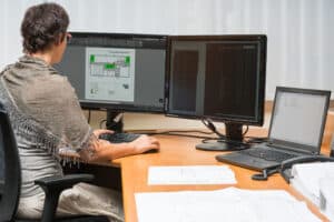 IBS Technisches Büro zeigt einen Brandschutzplan und Fluchtwegplan auf einem Bildschirm.