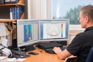 IBS Technisches Büro zeigt die Brandsimulation und Brandrauchsimulation auf einem Computerbildschirm.