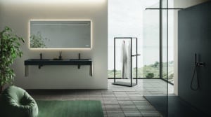 Modernes Badezimmer mit schwebendem Doppelwaschtisch in Mattschwarz, beleuchtetem Smart Mirror, bodenebener Duschnische mit Glaswand und schwarzer Duschtasse, sowie Armatur und Rückwand von Disenia.