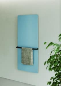 Wandmontierter elektrischer Handtuchwärmer aus Glas in Pastellblau mit schwarzer Handtuchstange und integriertem Touch-Bedienfeld von Disenia.
