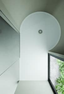 Raffiniert geformte, weiße Duschtasse mit Rundung und präziser Linienführung – eine maßgeschneiderte Lösung für individuelle Badarchitektur von Disenia.