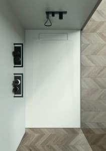 Moderne, barrierefreie Duschnische mit weißer Duschtasse, Glaswand, mattschwarzen Armaturen, zwei passenden Duschablageflächen und Parkettboden in Fischgrätoptik von Disenia.