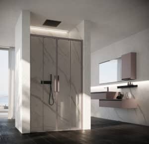 Ein Badezimmer mit gemauerte Duschnische mit Marmorinnenwänden, Glasschiebetüren, Rahmenprofil und Türgriff in hellbraun und Armatur, Handbrause und deckenmontierte Regendusche in mattschwarz, daneben ein schwebender Waschtisch und Spiegelschrank in mattem Rosa-Braun-Ton.