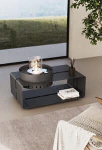 Disenia von Idea Group präsentiert eine kleine Feuerstelle mit integrierten Ablageflächen für den Innenbereich.