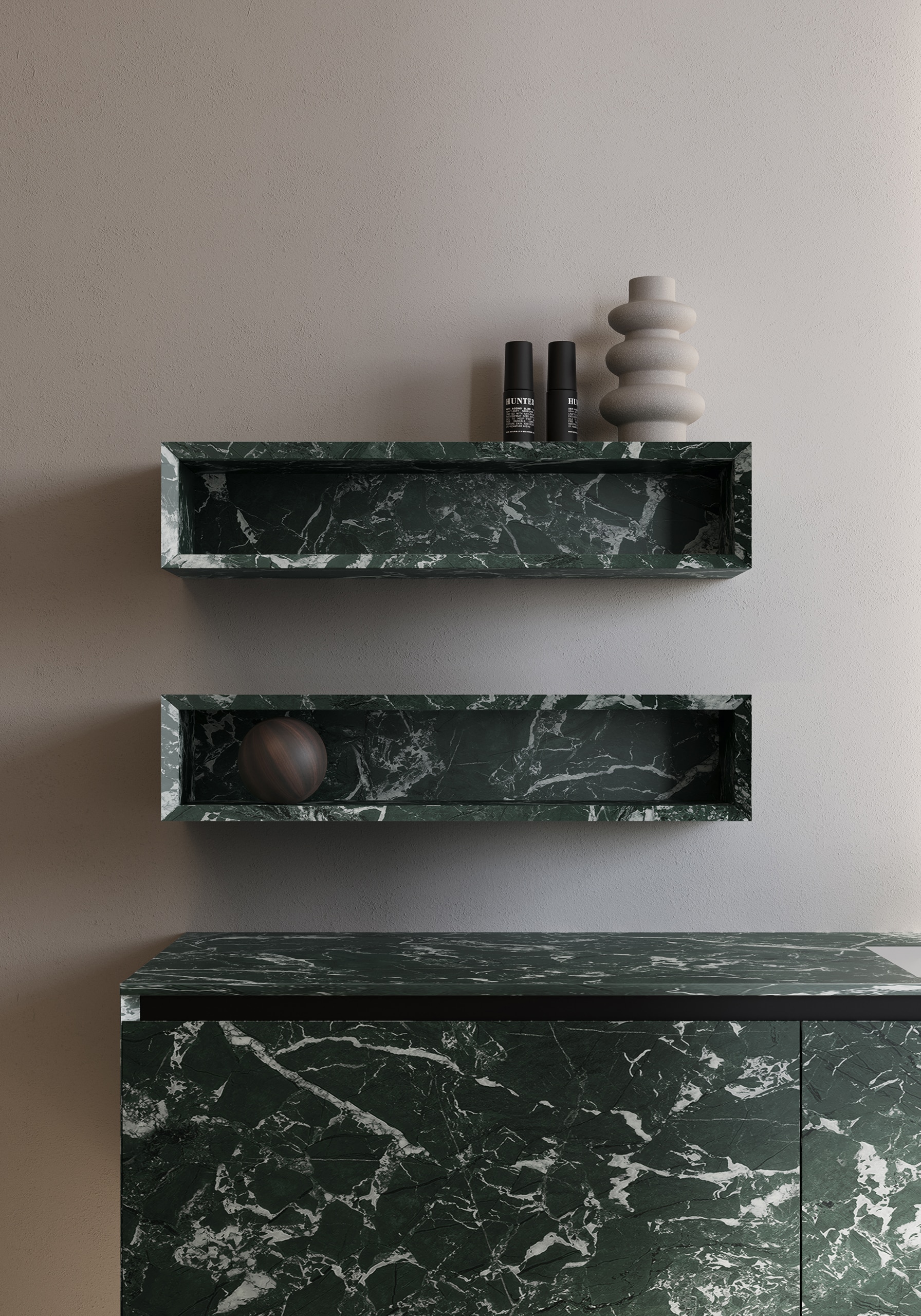 Ideagroup präsentiert einen grün marmorierten Waschtisch und zwei schmale boxenartige Wandregale im gleichen Design.