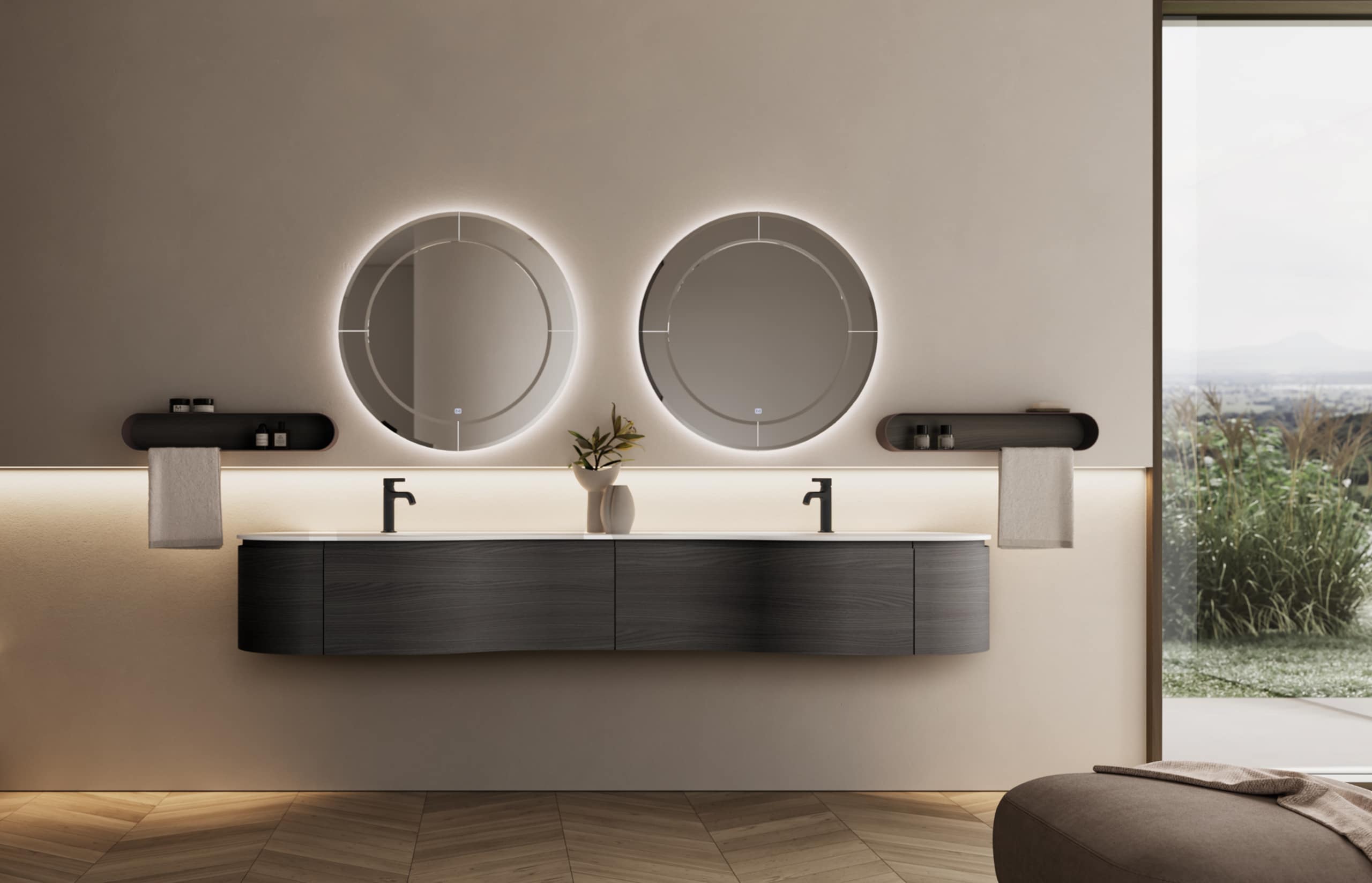 Ideagroup präsentiert einen eleganten Doppel-Waschtisch mit drunkelbraunem Holz-Unterschrank in geschwungener Form, zwei runden Spiegeln, schwarzen Wasserhähnen und zwei schmalen runden Abstellfächern mit Handtuchhalter..