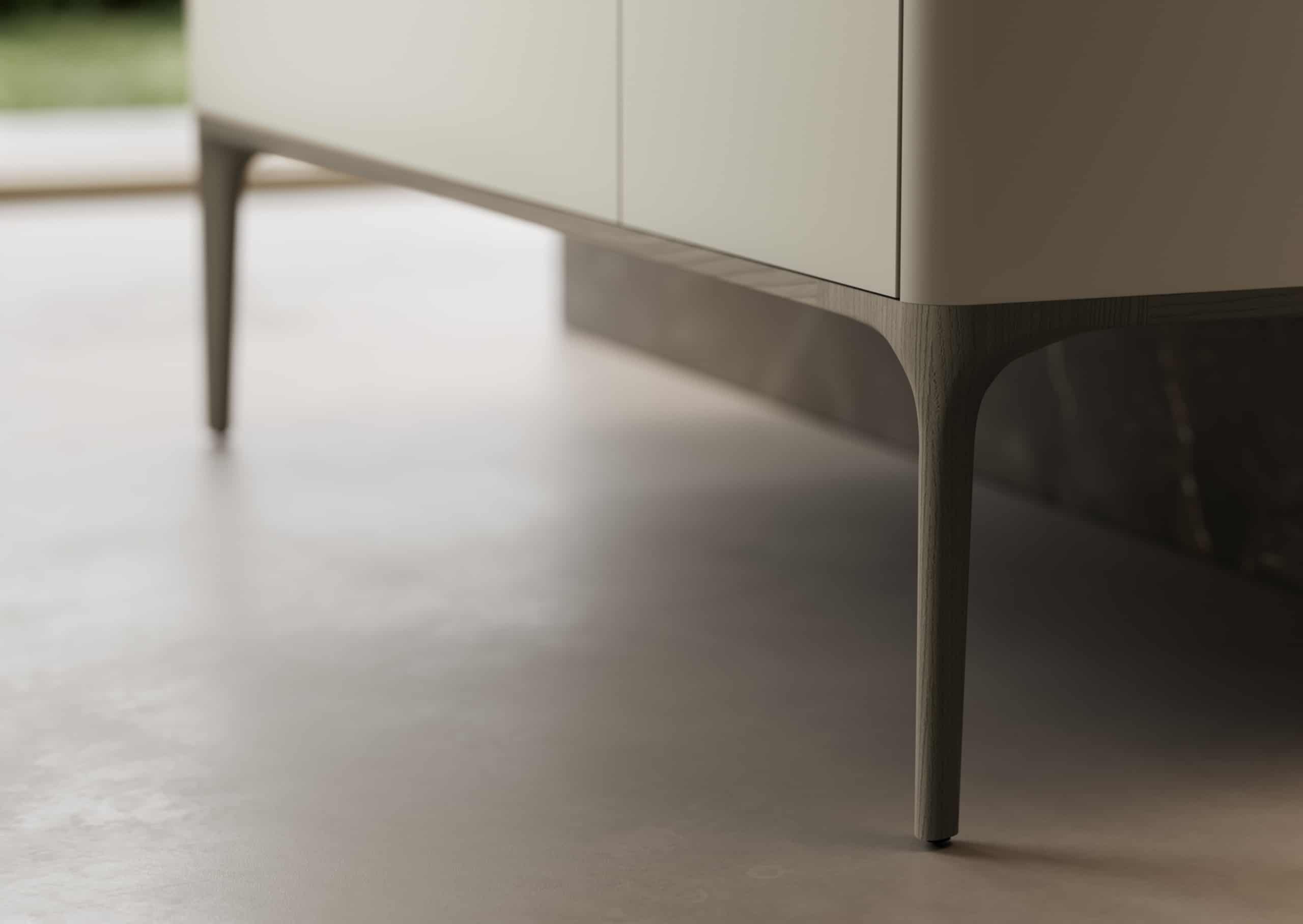 Ideagroup präsentiert einen eleganten Waschtisch aus hellem Holz und zwei dünnen Holzbeinen aus dunklerem Holz.