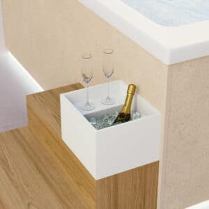 Freistehender Whirpool "Gilium" mit beiger Verkleidung in Steinoptik, Treppe "Riviera" aus Holz und Eisbehälter "Artico" in Weiss von Disenia.