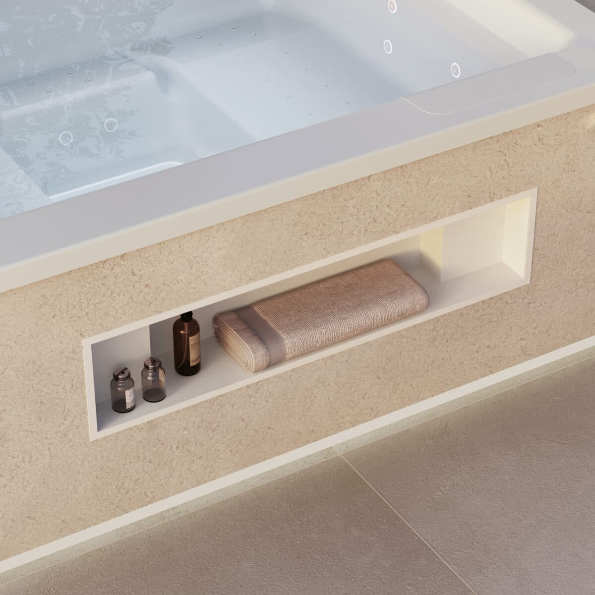 Seitenansicht des quadratischen weißen Outdoor-Whirlpools "Gilium" mit Utensilienablage in der beigen Ummantelung von Disenia.