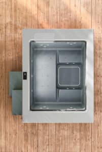 Der rechteckige Whirlpool "Helba 210" mit Ummantelung im grauen Betonlook, zwei Stufen, silbernem Innenleben mit Hydromassagedüsen und Touchscreen-Panel von Disenia.